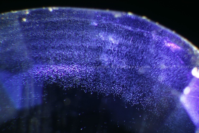 Curved striae in Verneuil synthetic sapphire